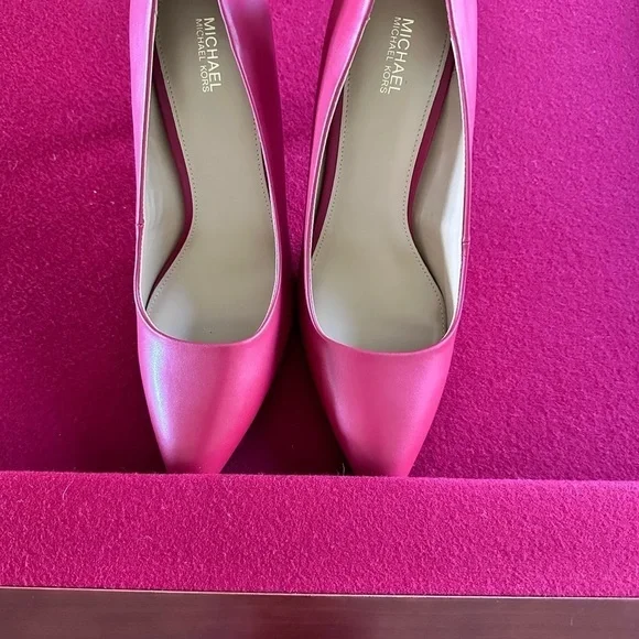 Michael Kors Sexy Heels Great for Valentine’s Day - Picture 3 of 11